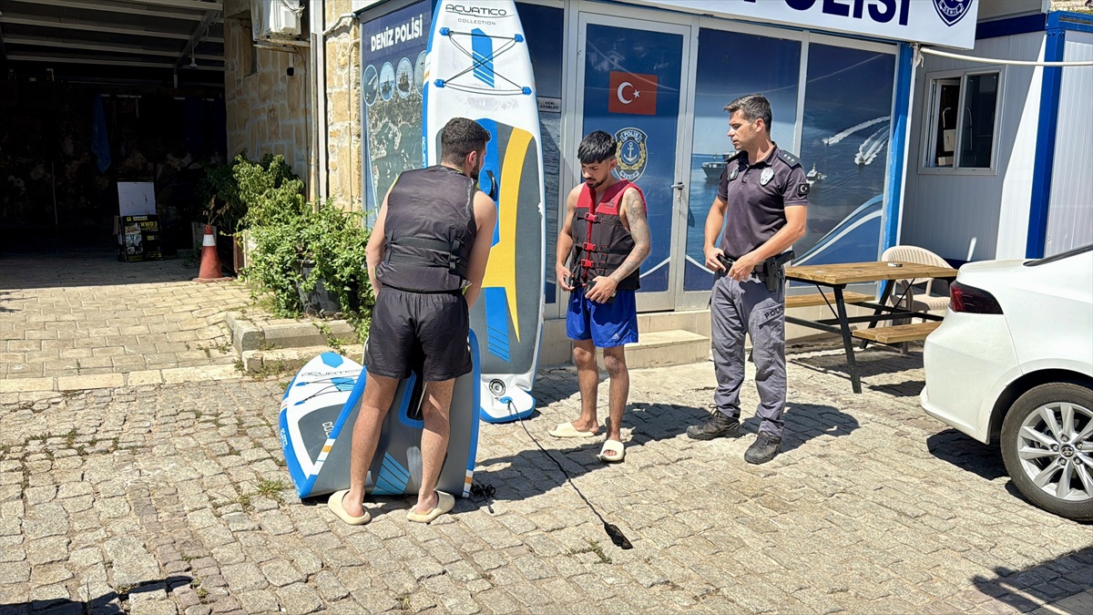 Antalya Muratpaşa'da küreği kırılan paddle board'daki 2 kişi Deniz Polisi botuyla kurtarıldı