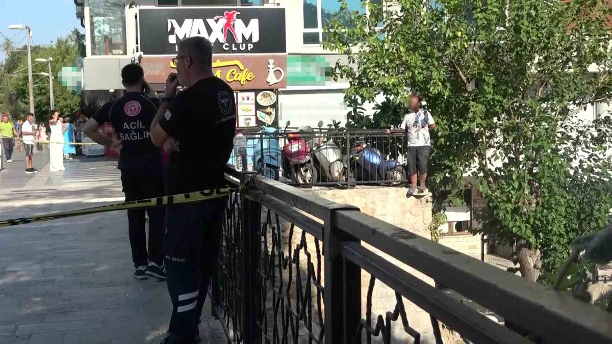 Antalya'nın Muratpaşa ilçesinde intihar girişimi: Fransız turist Nadia, 3 saat boyunca yalnız bırakmadı