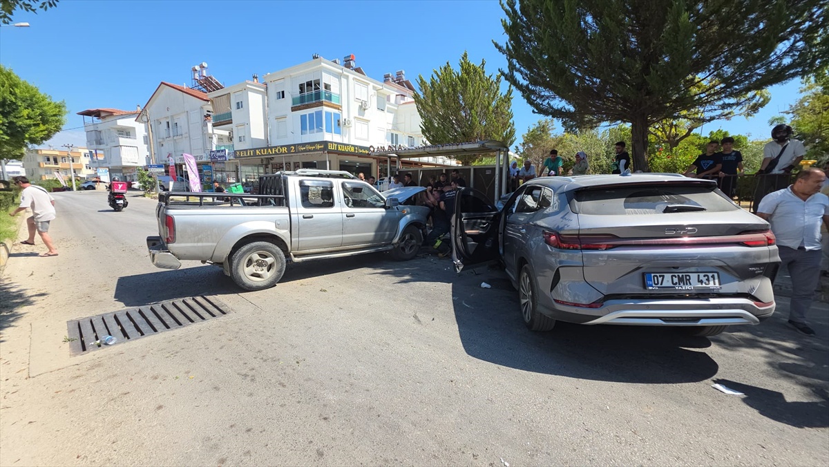 Antalya'nın Manavgat ilçesinde otomobil ile kamyonet çarpıştı, 3 kişi yaralandı