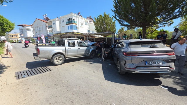 Antalya'nın Manavgat ilçesinde otomobil ile kamyonet çarpıştı, 3 kişi yaralandı