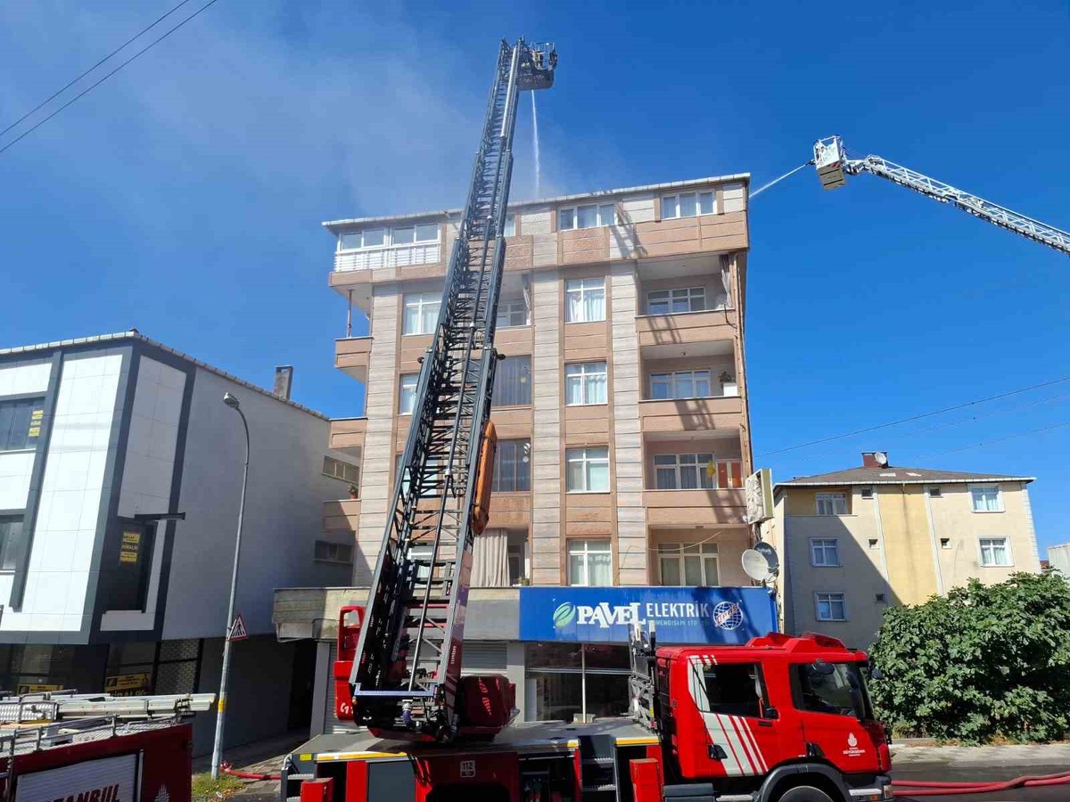 Ataşehir Ferhatpaşa'da tadilat yapılan binanın çatı katında çıkan yangın itfaiye ekiplerince söndürüldü
