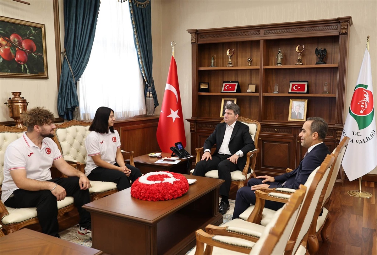 Kosova'daki Yıldızlar Avrupa Halter Şampiyonası'nda 200 Kiloyla Şampiyon Olan Zehra Nur Arslan, Amasya Val...