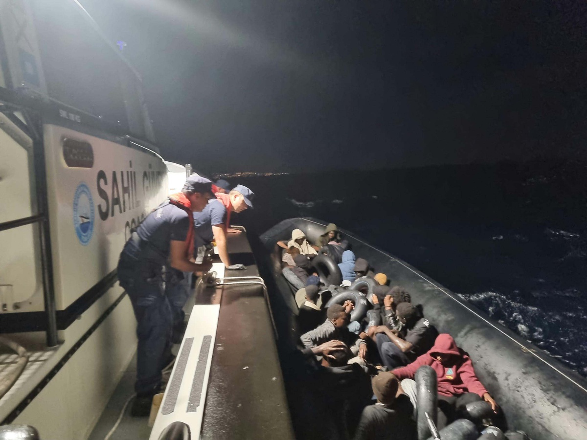 Aydın'ın Didim açıklarında lastik bottaki 2'si çocuk 22 düzensiz göçmen Sahil Güvenlik tarafından yakalandı