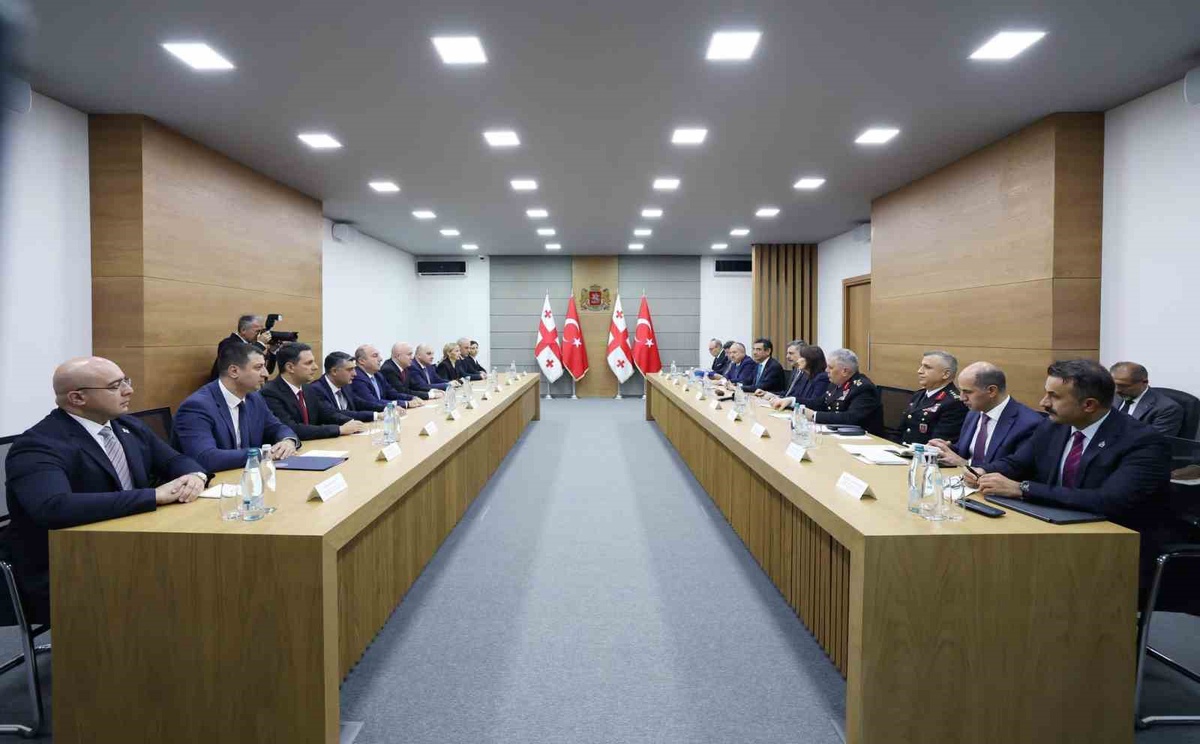 İçişleri Bakanı Çiftçi Gürcistan'da şehit polisler anıtına çelenk bıraktı, organize suçla mücadele masada