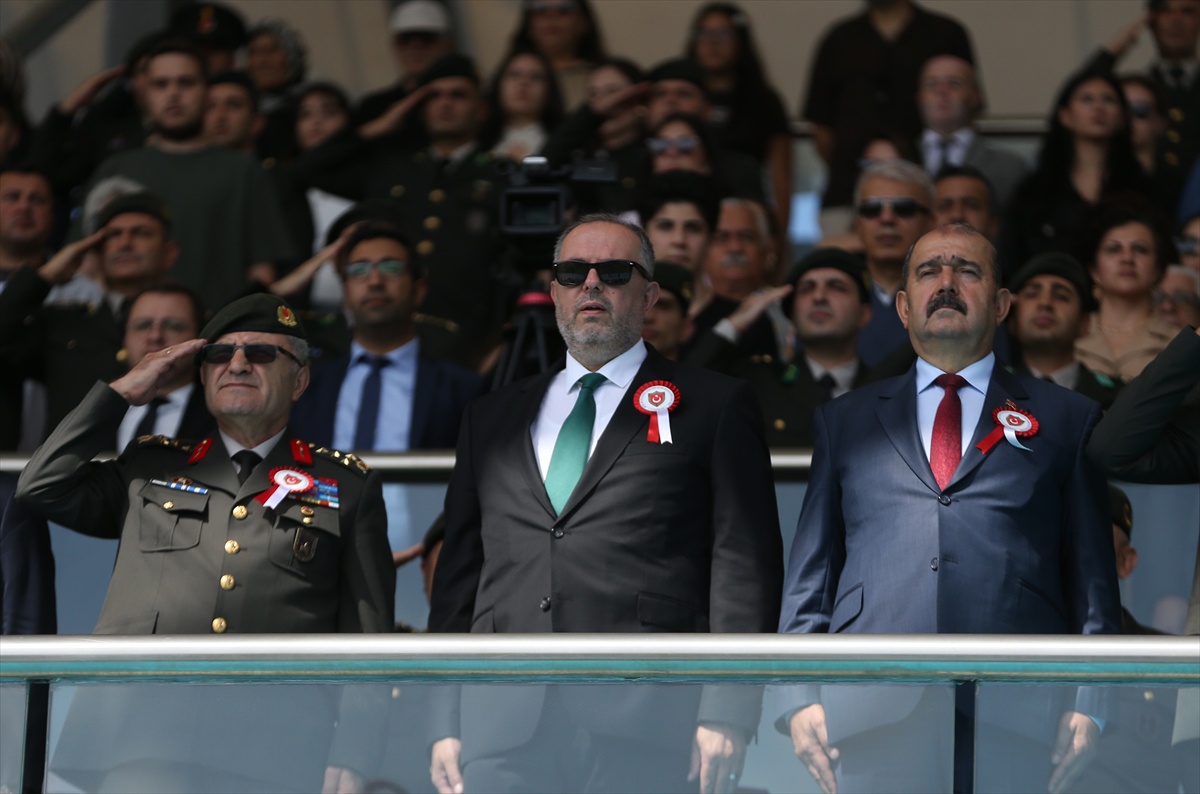 Balıkesir'deki Kara Astsubay MYO 22. dönem öğrencilerine diploma ve sancak devir teslim töreni yapıldı