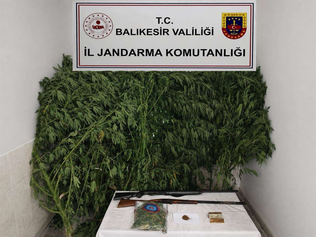 Balıkesir'de 6 ilçede uyuşturucu operasyonu: 21 şüpheli yakalandı, 3 bin 714 hap ele geçirildi
