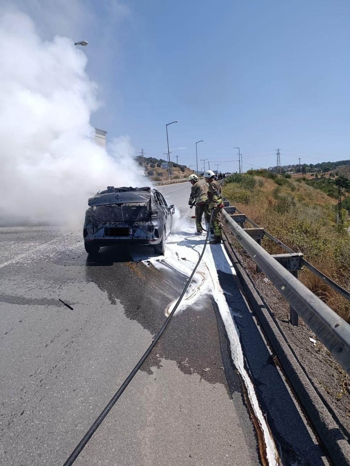 Hatay Belen\'de seyir halindeki otomobilde yangın, itfaiyenin müdahalesiyle can kaybı olmadan söndürüldü