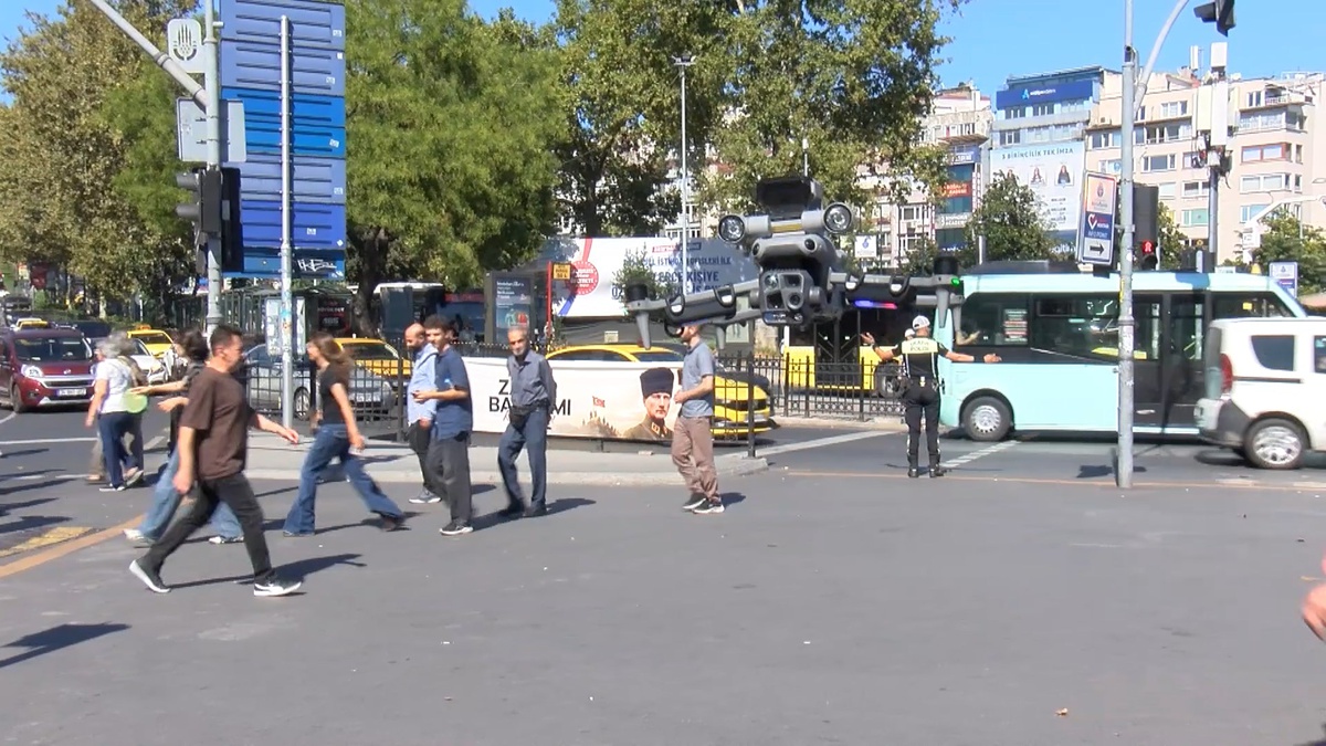 Beşiktaş Meydanı'nda polis dron destekli 'yaya geçidi' denetimi yaptı ve broşür dağıttı