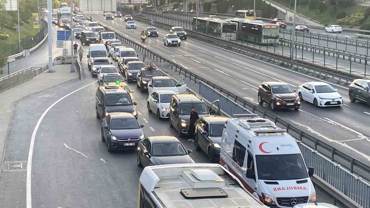 Okmeydanı'nda arızalanan tanker E-5'te trafiği kilitledi, araç kuyruğu oluştu