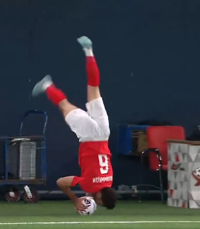 Bu adam bu sporu yapıyor! Takla atarak yine asist yaptı