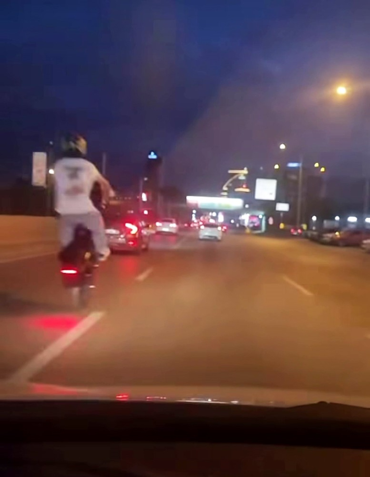 Plakasız Motosiklet Sürücüsünden Tehlikeli Hareketler
