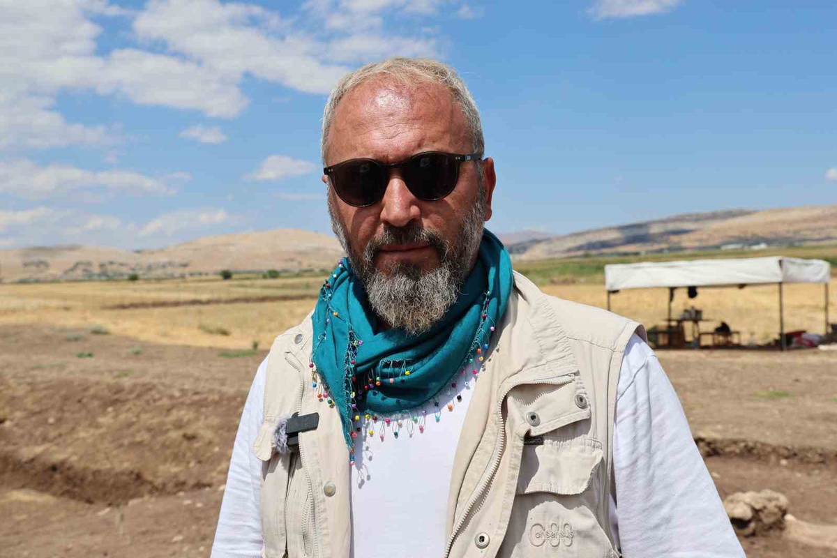 Diyarbakır'ın Ergani ilçesinde Çayönü Tepesi'nde madencilik tarihine ışık tutan 42 malakit ve bakır nesne ...