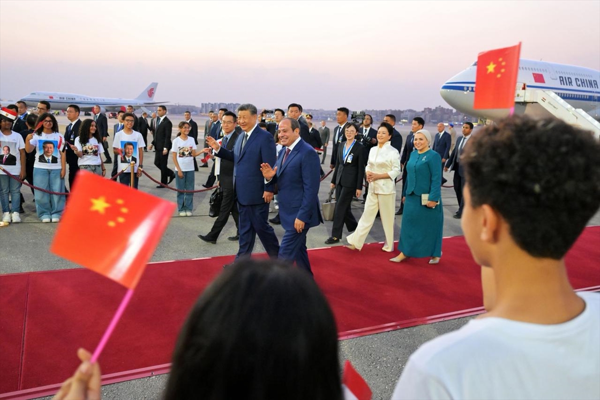Şi Cinping 10 Yıl Sonra Kahire\'de: Mısır Cumhurbaşkanı Sisi Havalimanında Karşıladı