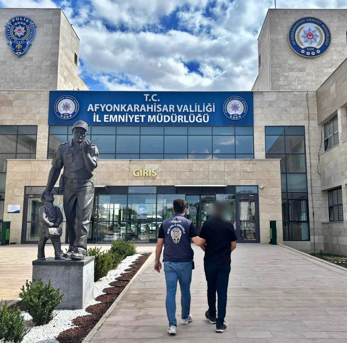 Afyonkarahisar'da Çocukların Kullanıldığı Müstehcen Yayın Suçundan 1 Yıl 8 Ay Hapis Cezasıyla Aranan Şahıs...