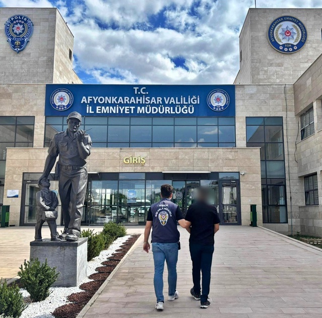 Afyonkarahisar'da Çocukların Kullanıldığı Müstehcen Yayın Suçundan 1 Yıl 8 Ay Hapis Cezasıyla Aranan Şahıs Yakalandı