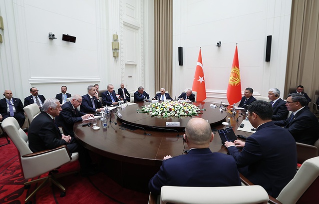 Erdoğan Bişkek'te Caparov ile Görüştü