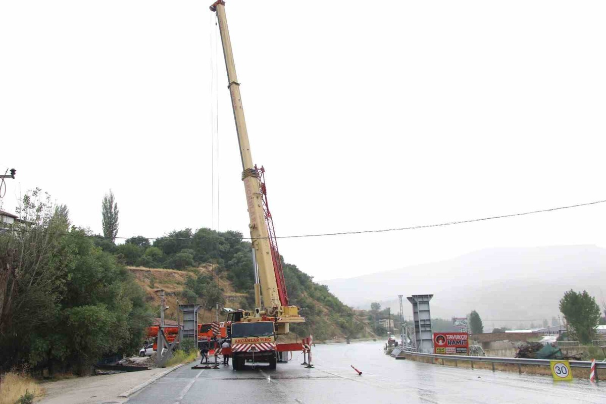 Malatya Darende'de D-300'deki Nadir Üst Geçidi Söküldü: Taşınan Okul ve Kazalar Kararı Etkiledi