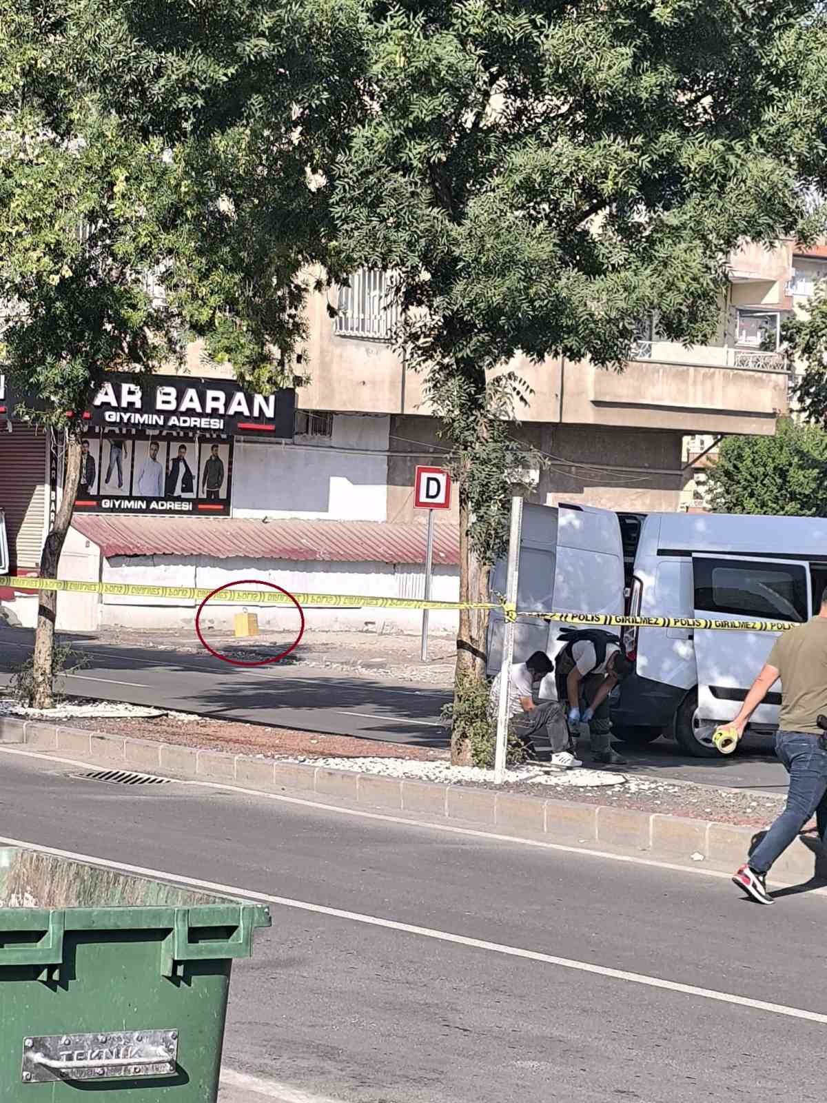 Diyarbakır Bağlar'da Şüpheli Paket Paniği: Emek Caddesi'nde Fünye ile Patlatıldı