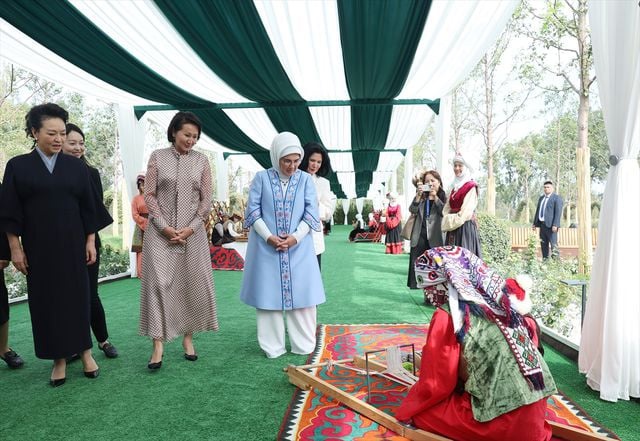 Emine Erdoğan Bişkek'te lider eşleriyle buluştu