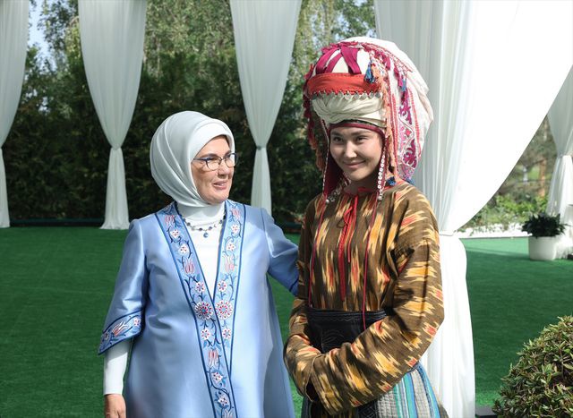 Emine Erdoğan Bişkek'te lider eşleriyle buluştu