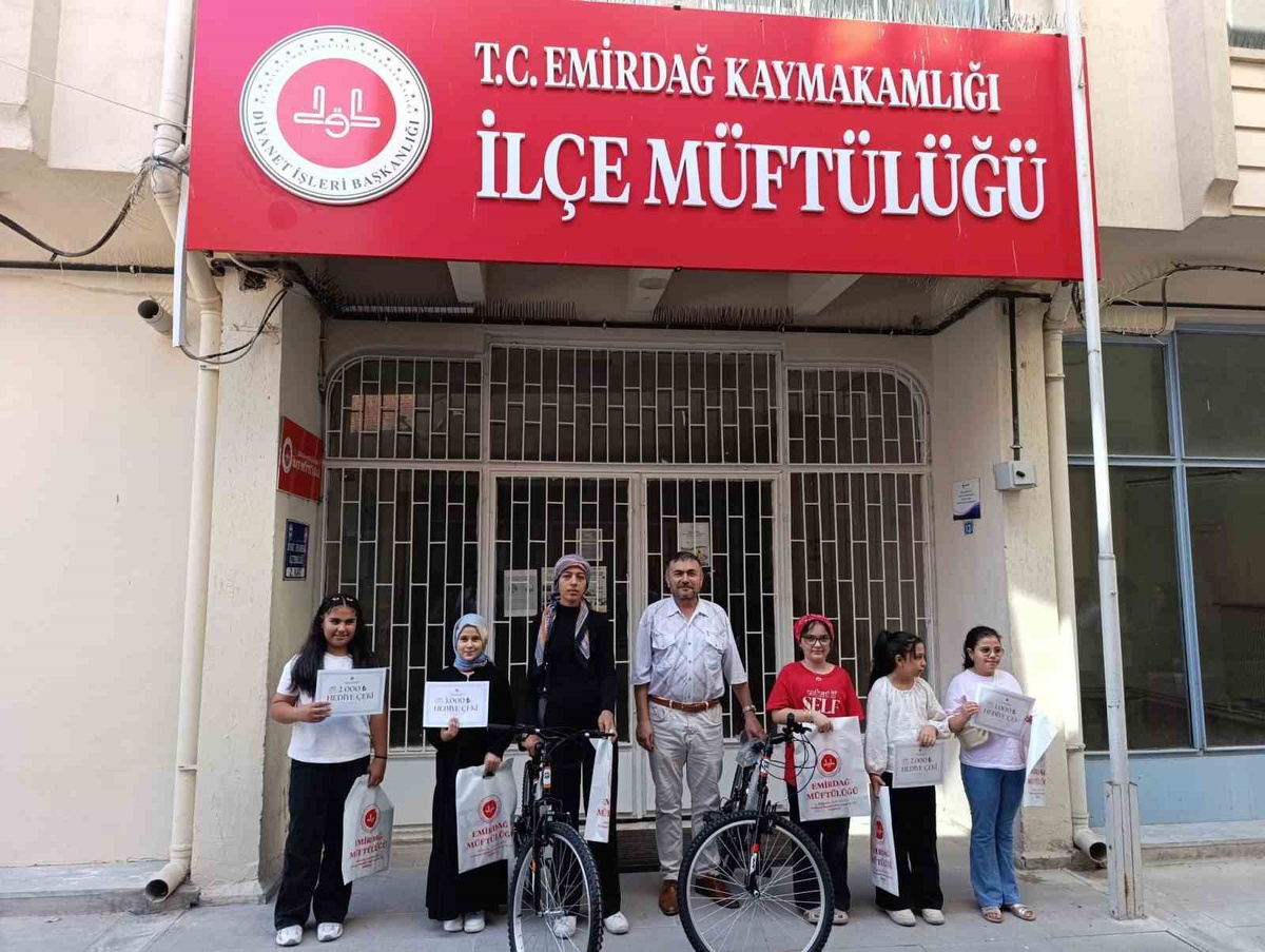Afyonkarahisar Emirdağ'da Camiler Arası Bilgi Yarışması'nda Birincilere Bisiklet, Diğerlerine Para Ödülü V...