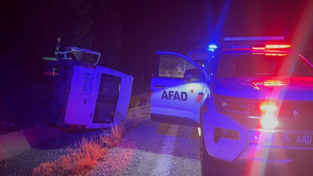 Erzincan'da fren arızası sonucu bal yüklü minibüs devrildi, 3 kişi yaralandı