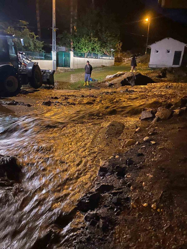 Erzincan'da Şiddetli Sağanak Taşkınlara Neden Oldu