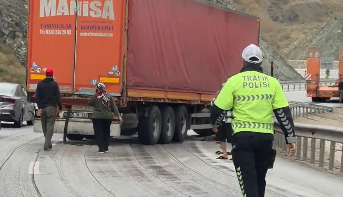 Erzincan-Sivas Yolunda Tır Kazası