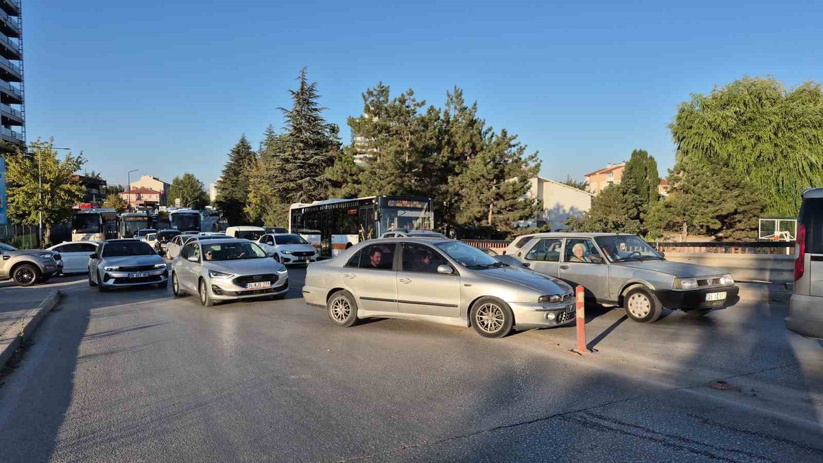 Eskişehir'de 4 Araçlı Zincirleme Kaza: 3 Yaralı