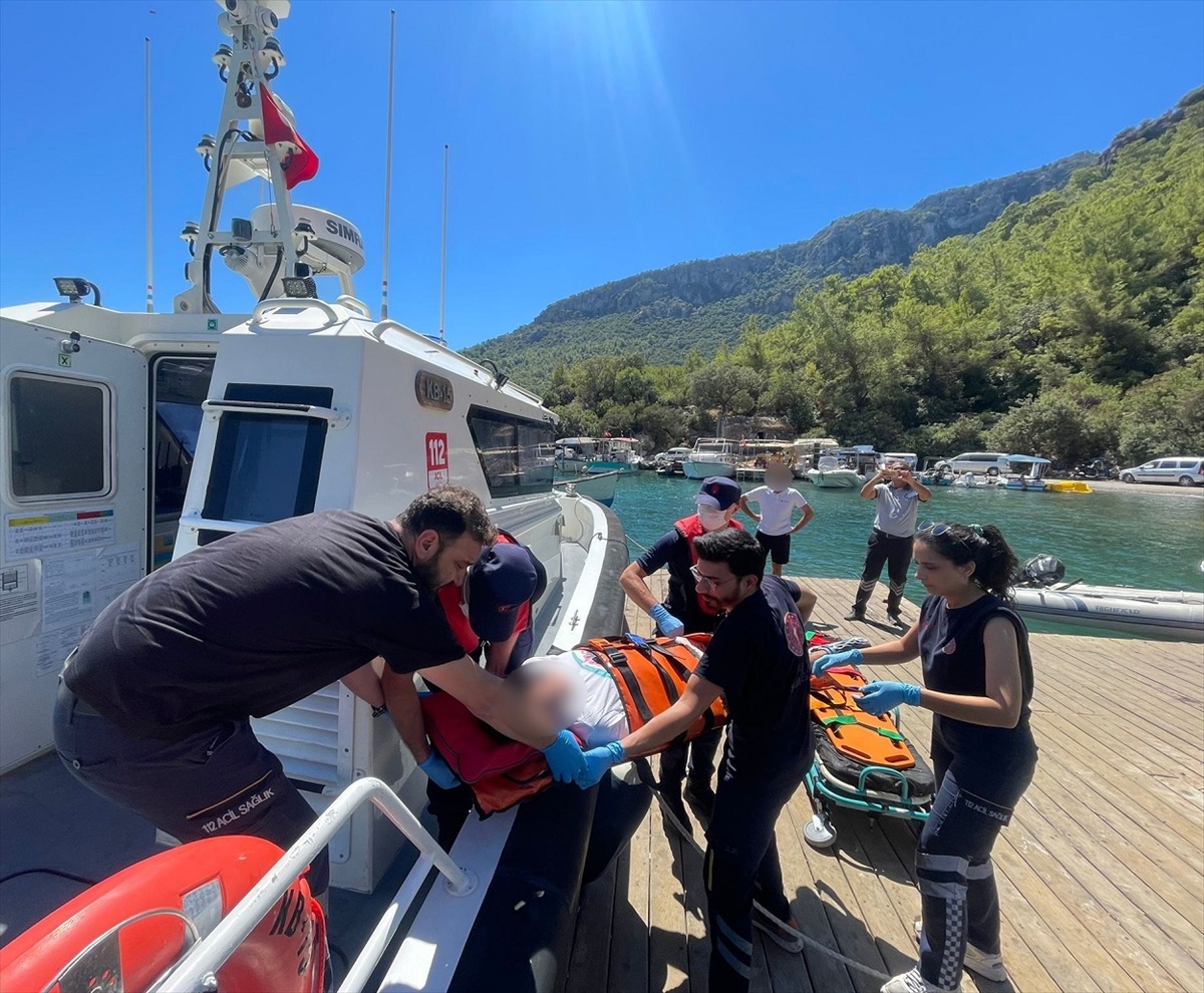 Fethiye Açıklarında Yaralı Tekne Tahliyesi