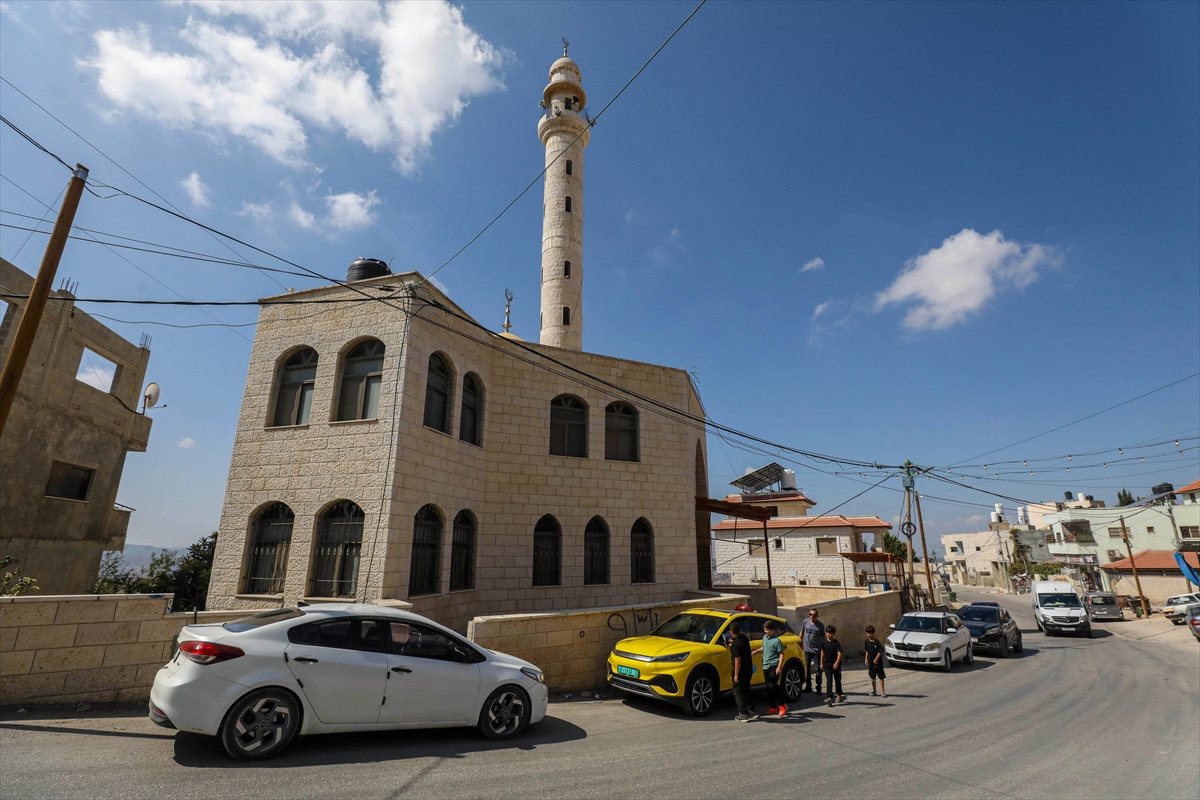 Batı Şeria\'nın Nablus kentindeki Bizarya beldesinde camiye kundaklama girişimi: Kapıyı kıramayınca evi ateşe verdiler