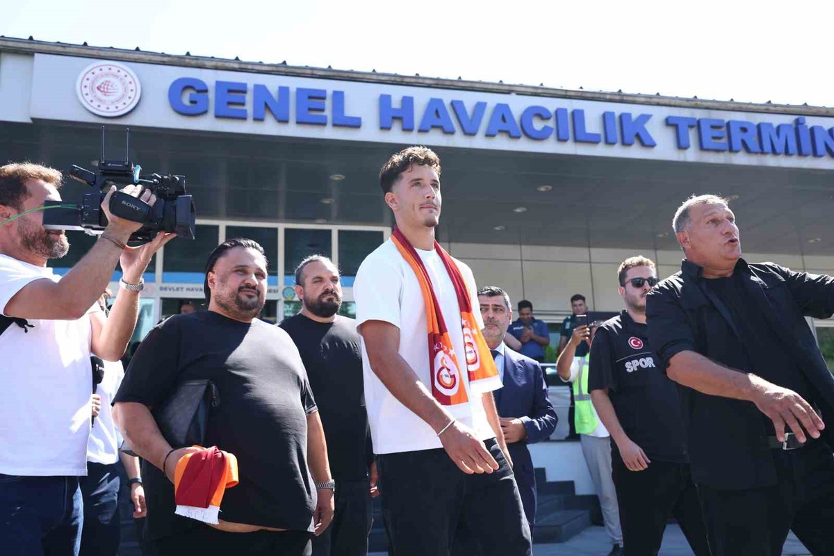 22 Yaşındaki Milli Futbolcu Deniz Gül, Galatasaray'ın 4. Transferi Olarak İstanbul'a Geldi