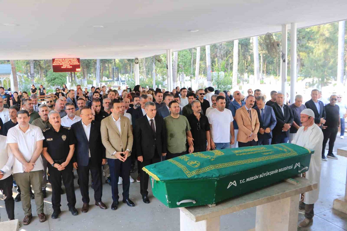KKTC'deki feribot faciasında hayatını kaybeden Reyhan Verim, Mersin'de gözyaşlarıyla son yolculuğuna uğurlandı