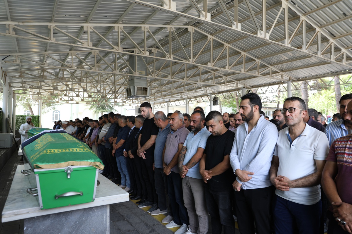 KKTC'deki Gemi Kazasında Hayatını Kaybeden 14 Yaşındaki Nisa Törer, Gaziantep'te Gözyaşlarıyla Toprağa Verildi