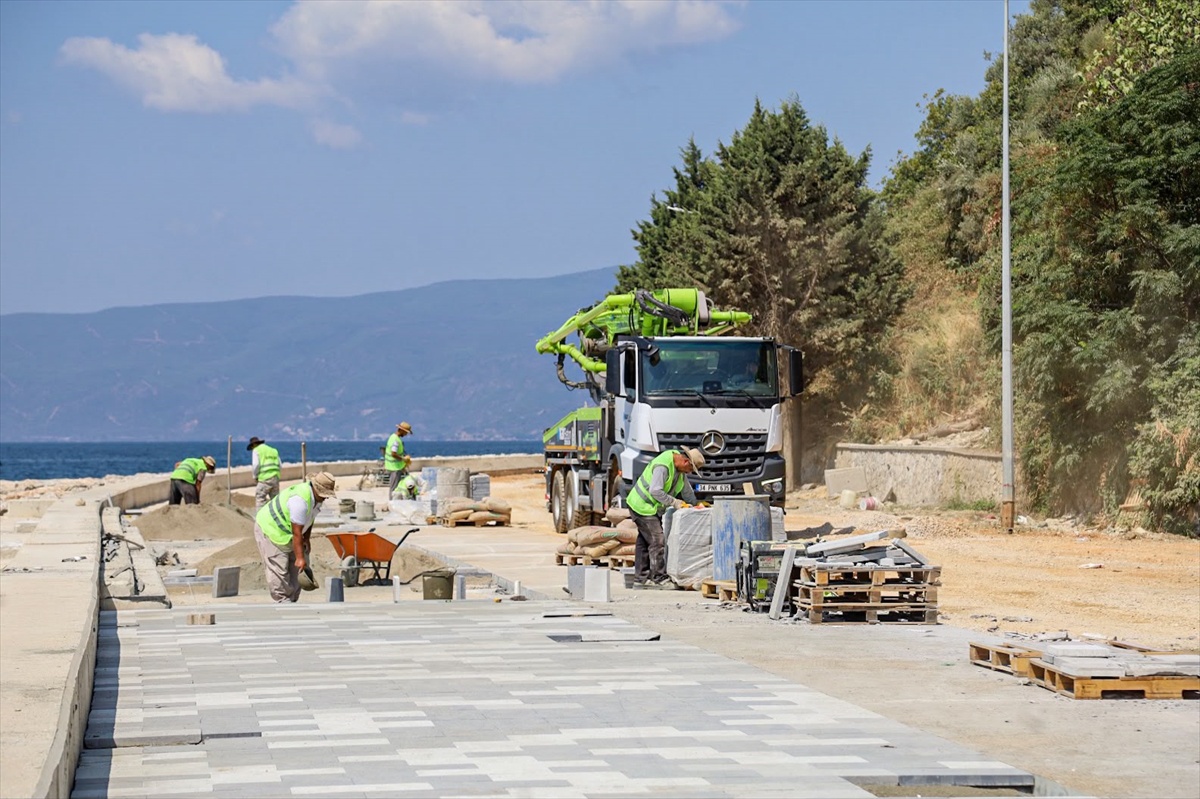 Bursa'nın Gemlik ilçesinde 47 bin metrekarelik Manastır Sahil Yolu'nda kapsamlı dönüşüm başladı