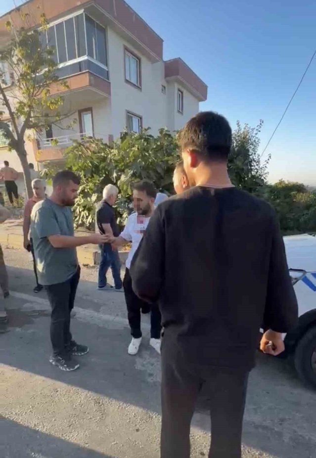 Bursa'nın Nilüfer ilçesinde hafriyat kamyonu 2 araca çarpıp evin bahçesine uçtu, sürücü yaralandı
