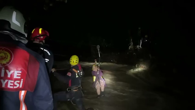 İBB İtfaiyesi Giresun'deki selde 14 kişinin kurtarılması çalışmalarına katıldı