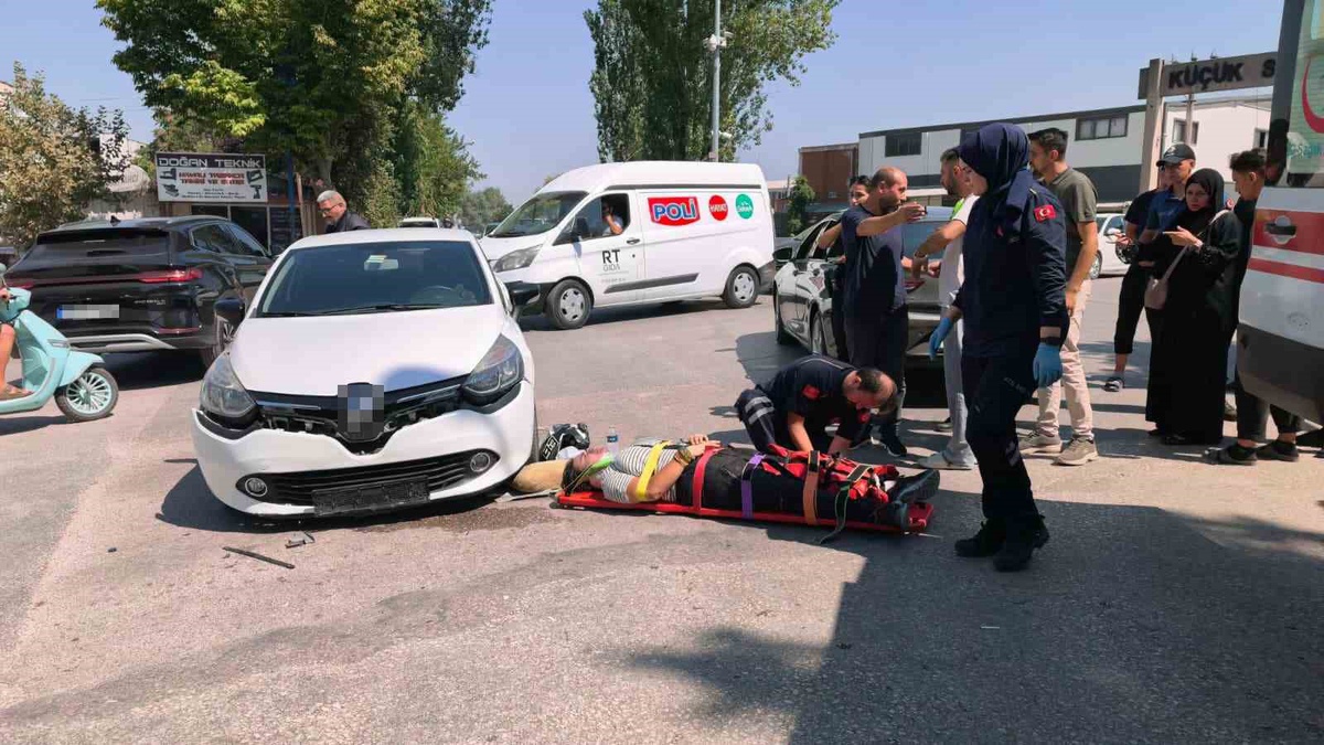 İnegöl'deki iki otomobille çarpışan motosikletin 22 yaşındaki sürücüsü yaralandı