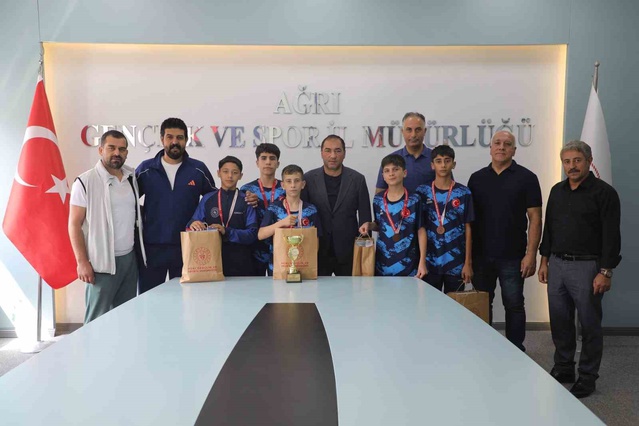 Mersin'deki ANALİG Türkiye Birinciliği'nde üçüncü olan Ağrı Badminton Takımı, İl Müdürü Çelebi'yi makamında ziyaret etti