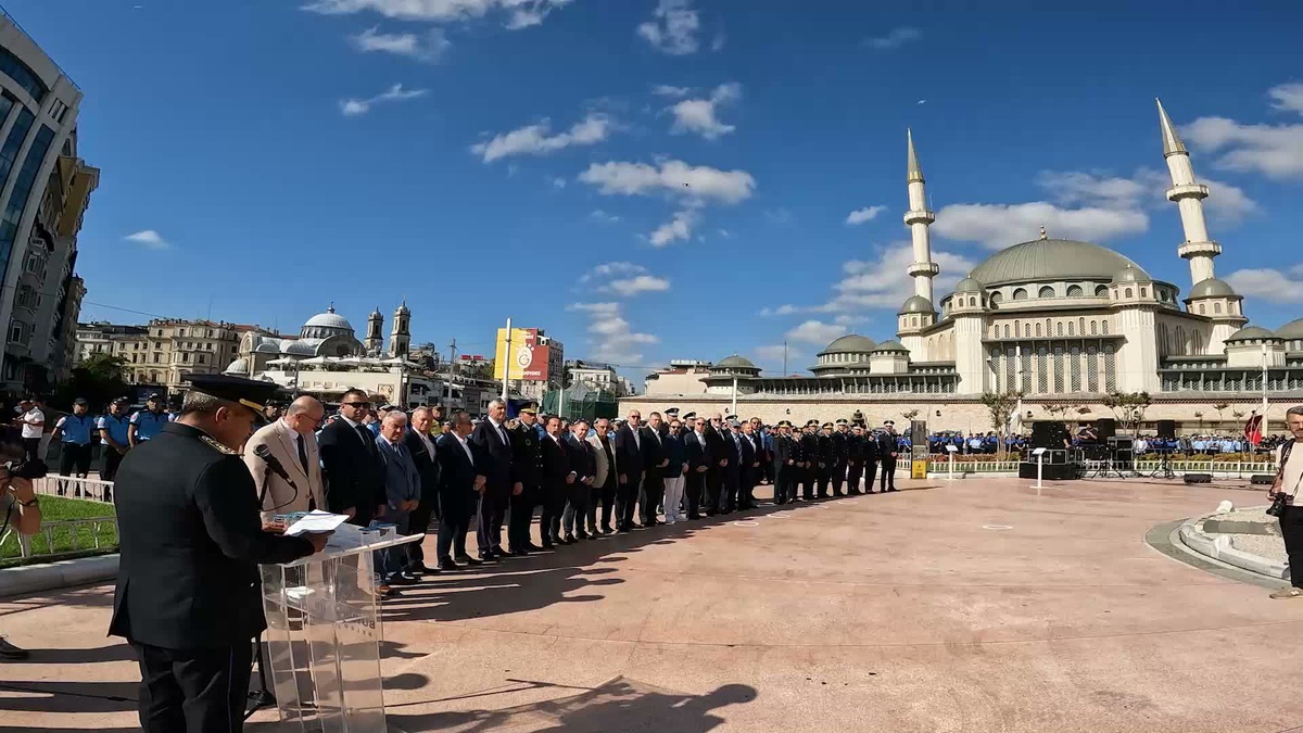 İBB Zabıtası'nın 200'üncü kuruluş yıl dönümü kutlamasında polisten şaşırtan müdahale... Zabıta müdürlerini...