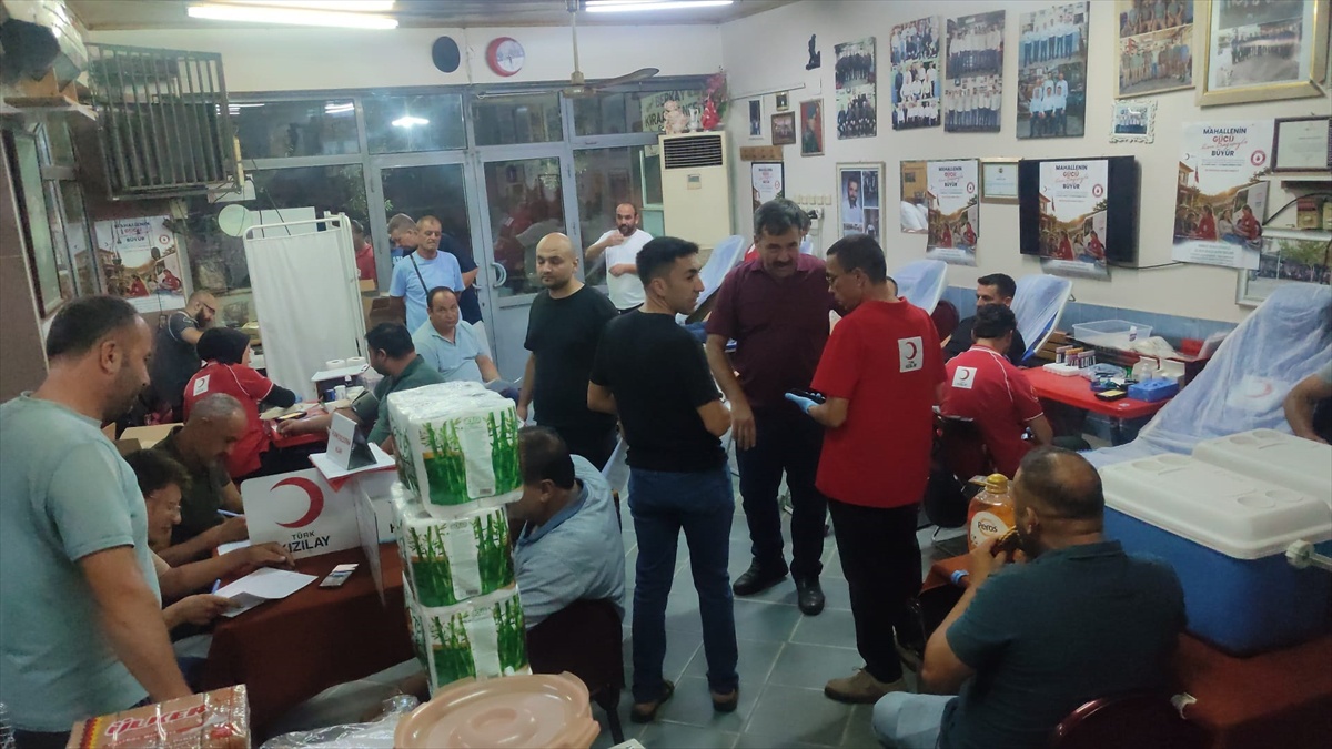 Ödemiş'te kahvehane sahibi Mehmet Çetin'in düzenlediği 36'ncı kan bağışı kampanyasına 110 kişi katıldı