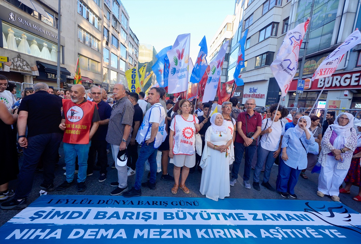 Kadıköy'de Dünya Barış Günü yürüyüşü: Boğa Heykeli'nden Rıhtım Meydanı'na barış çağrısı
