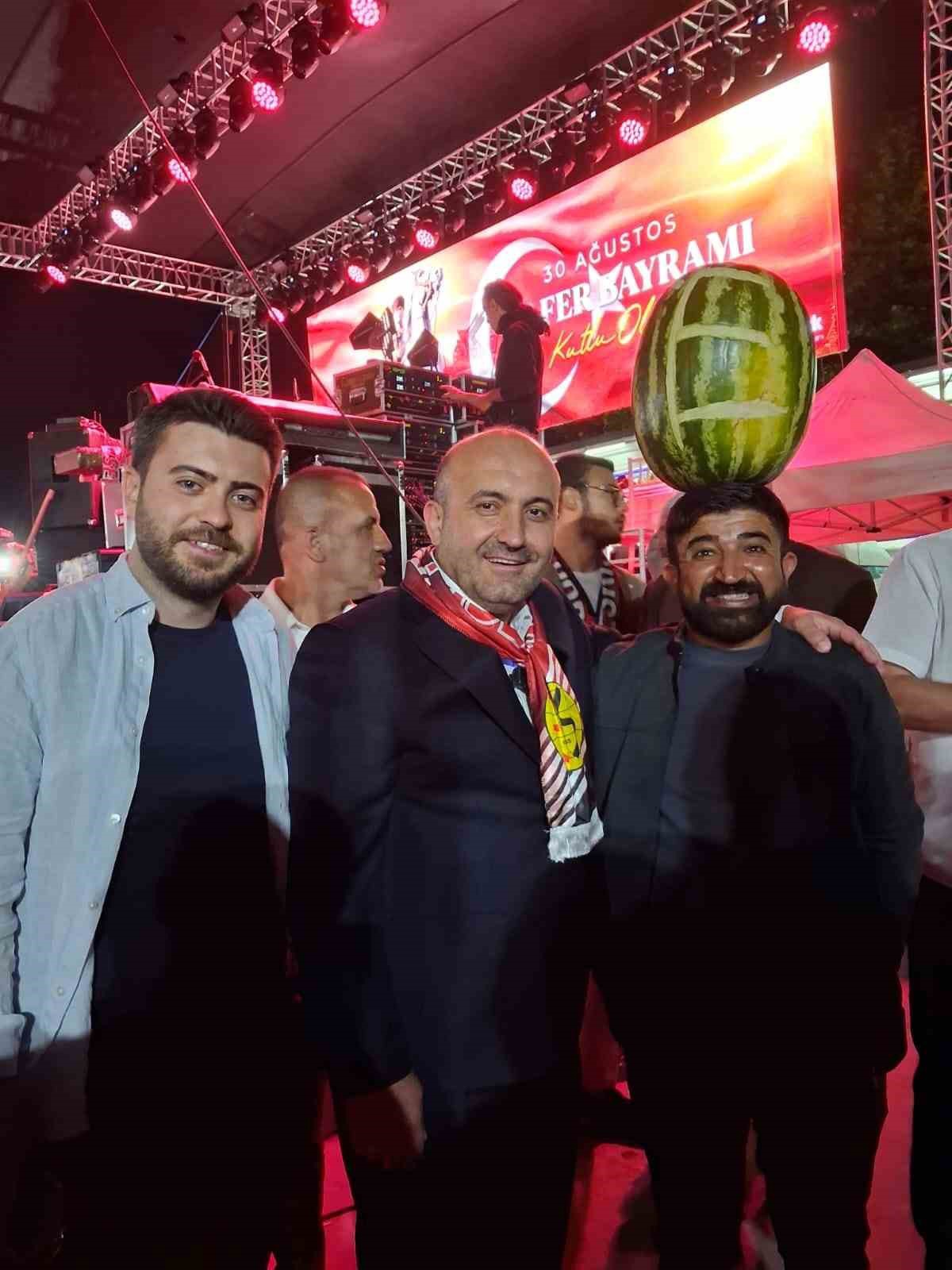Eskişehir'de Karpuzlu Mustafa, Murat Dalkılıç ile Poz Verirken Karpuzunu İndirmedi