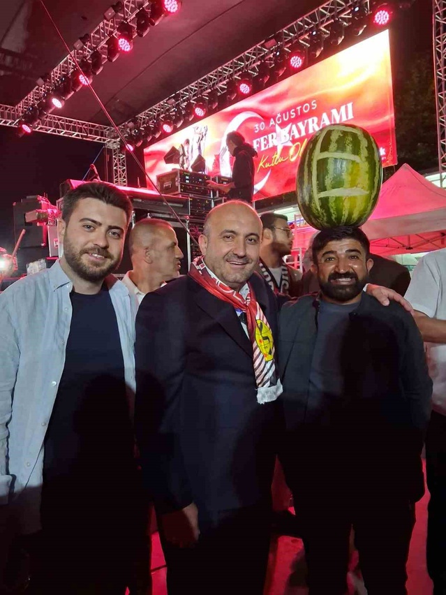 Eskişehir'de Karpuzlu Mustafa, Murat Dalkılıç ile Poz Verirken Karpuzunu İndirmedi
