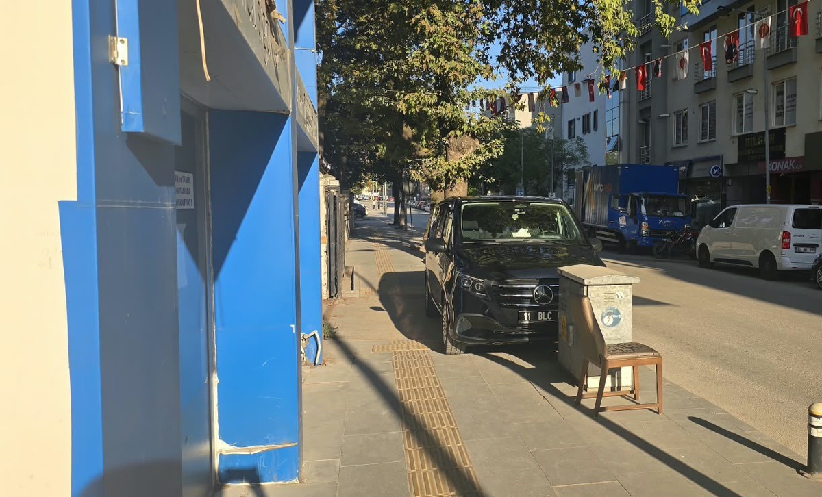 Bilecik'te TSO'ya ait ticari araç kaldırıma park etti, yayalar yürümekte güçlük çekti