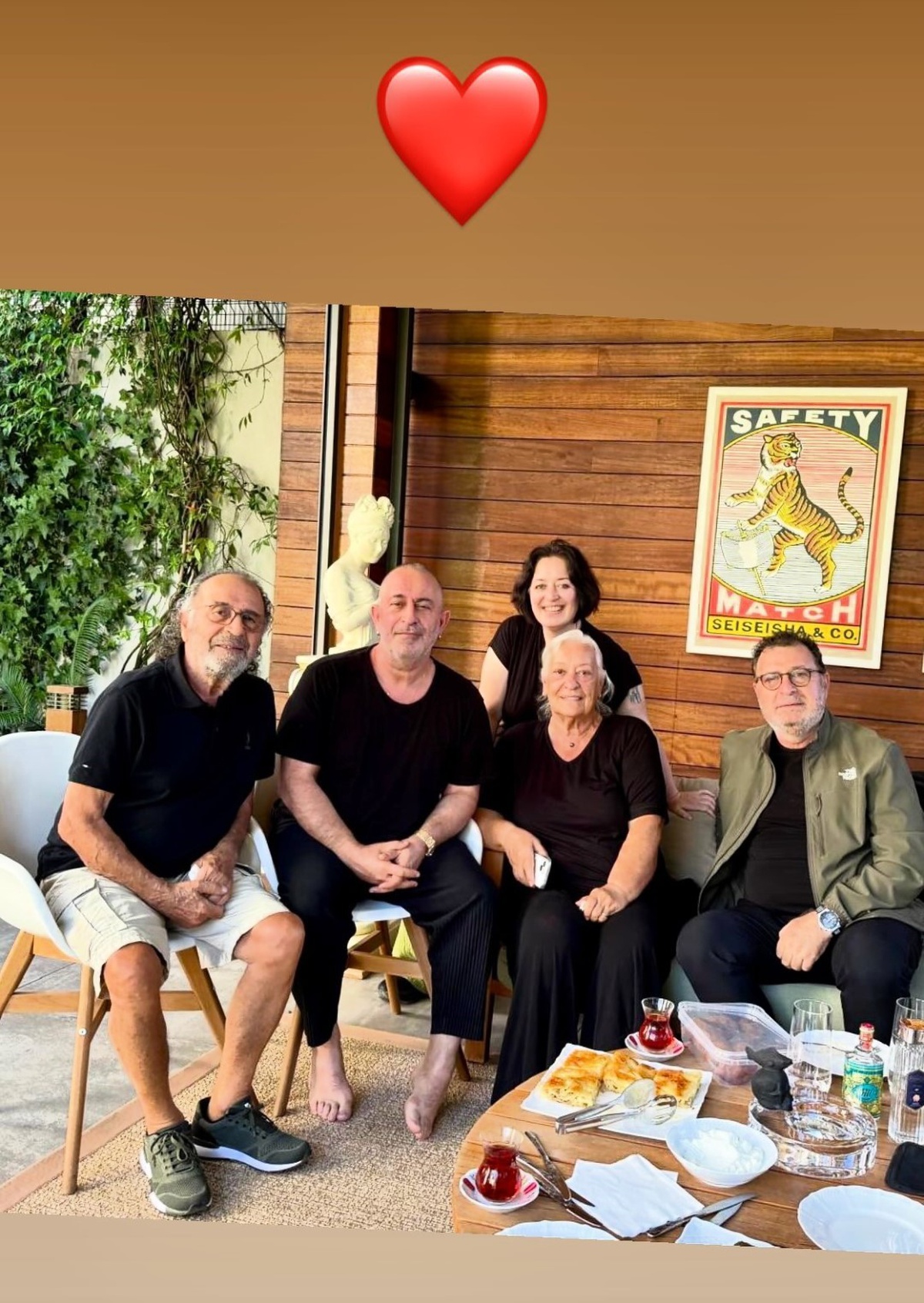 Cem Yılmaz Çanakkale'de kalp krizi geçirdiği hastaneden taburcu oldu, ailesiyle ilk fotoğrafını paylaştı