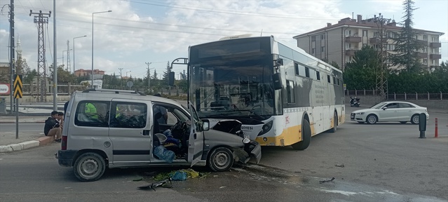 Karaman'da Belediye Otobüsü ile Hafif Ticari Araç Çarpıştı: 5 Yaralı Hastaneye Kaldırıldı