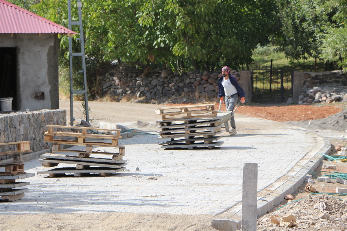 Karabalçık Köyünde Parke Döşeme Çalışmaları