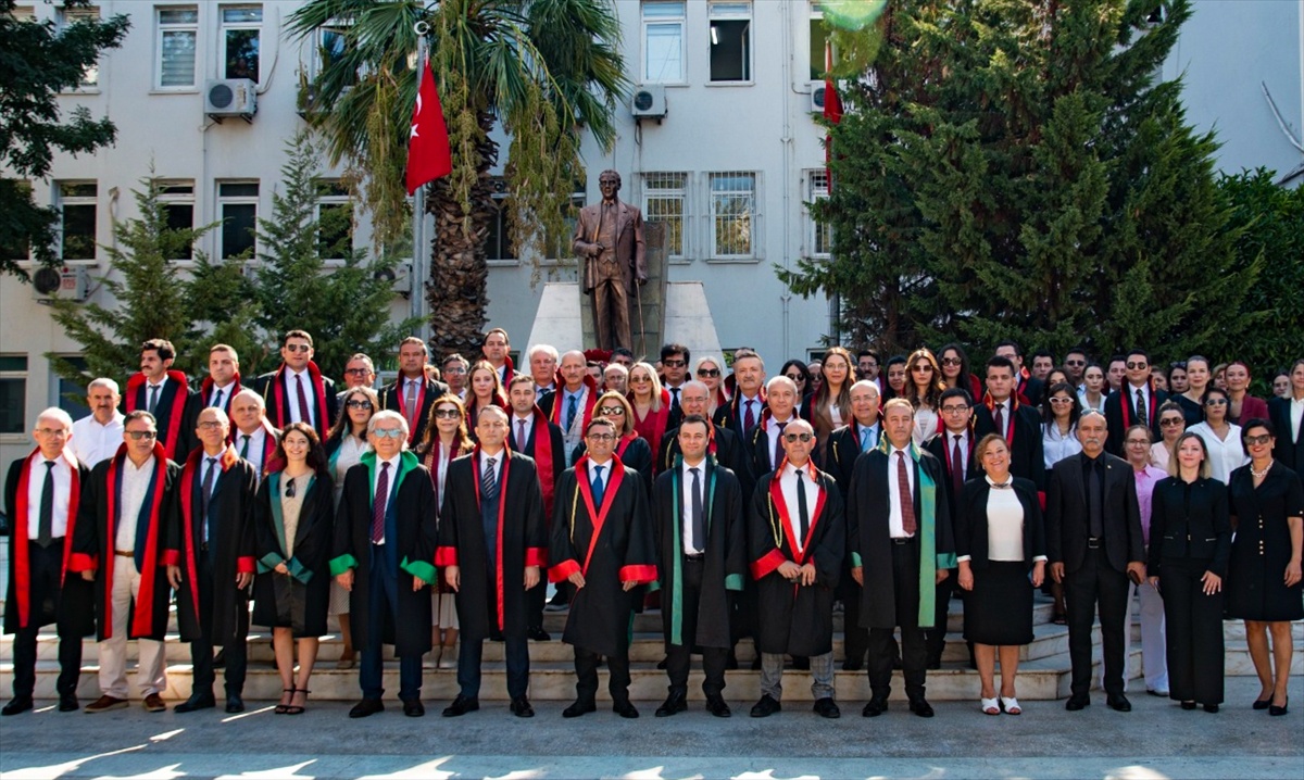 İzmir Karşıyaka Adliyesi'nde Yeni Adli Yıl Töreni: Başsavcı Çelik Çelenk Bıraktı