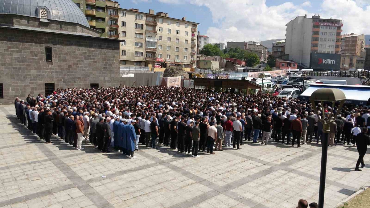 Erzurum'un Oltu ilçesinde düğün fotoğrafçısı 3 genç kazada hayatını kaybetti, üçü de ailelerin tek erkek e...